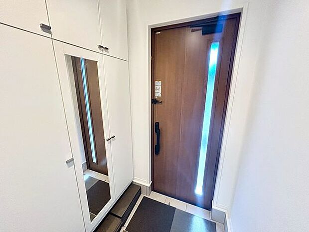【玄関】明るく開放的な玄関です。収納も豊富なので、靴が多くてもスッキリ収納できます!