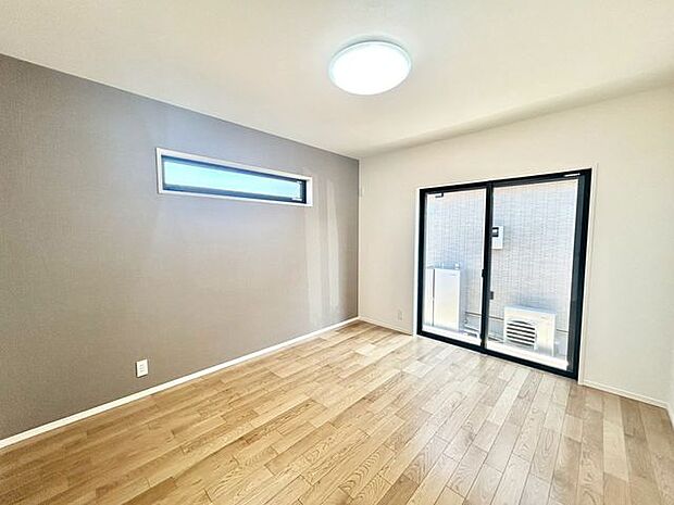 【洋室】明るく広々としたベッドルームは、一日の始まりと終わりを快適に過ごせます!