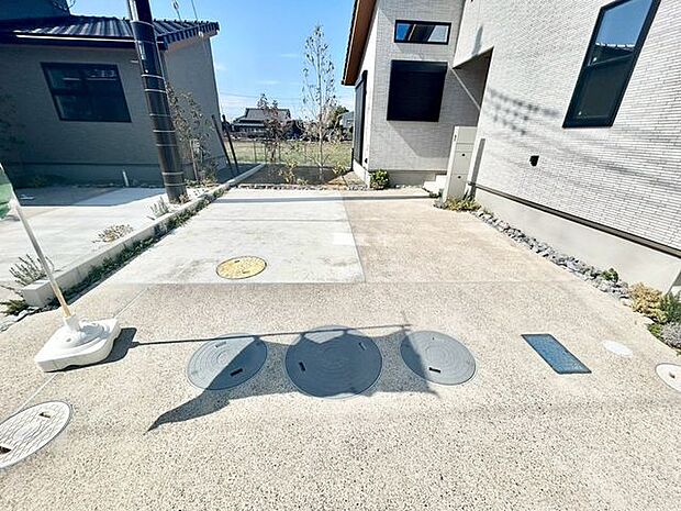 【駐車場】ファミリーカーも悠々駐車できるスペースです。お車好きにはたまらないですね!