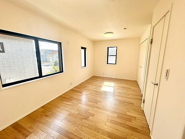 【洋室】全居室に収納を完備しておりますので、自分好みのお部屋にカスタマイズ可能です!