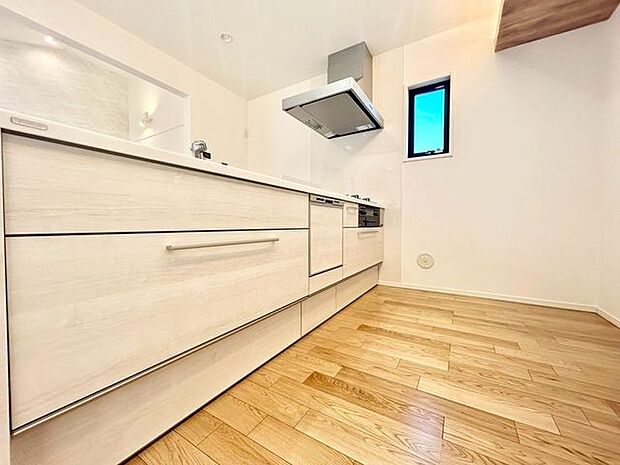 【キッチン】家族の会話が弾む対面キッチン。使いやすい動線で毎日の料理が楽しくなる空間です!