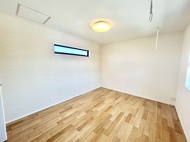 【洋室】明るく広々としたベッドルームは、一日の始まりと終わりを快適に過ごせます!