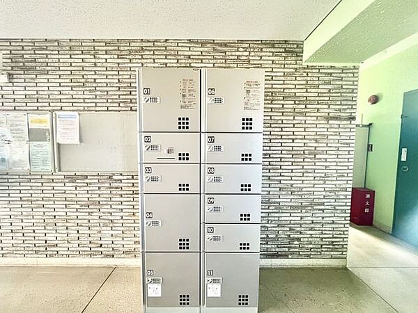 【宅配ボックス】留守中でも宅配便などの荷物が受け取れるため、共働き世帯などに嬉しい設備です！