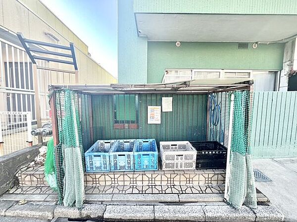 【ゴミ置き場】使いやすさに配慮した共用ゴミ置場で、常に清潔に保たれています。