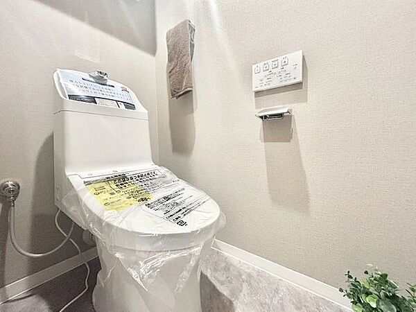 【トイレ】清潔感のある快適なトイレです。毎日気持ちよく使えます。