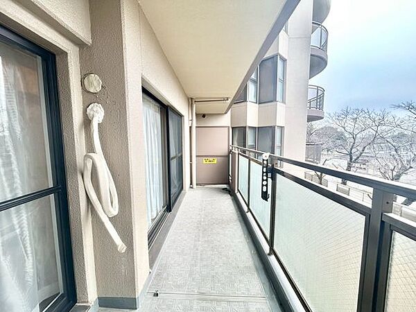 【バルコニー】暖かい陽ざしが差込むバルコニー。晴れた日には洗濯物が良く乾きます！