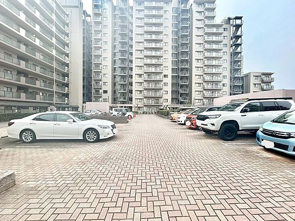 【駐車場】ファミリーカーも悠々駐車できるスペースです。お車好きにはたまらないですね！
