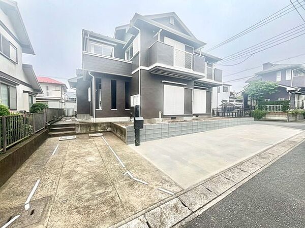 【駐車場】ファミリーカーも悠々駐車できるスペースです。お車好きにはたまらないですね！