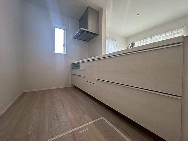 【キッチン】家族の会話が弾む対面キッチン。使いやすい動線で毎日の料理が楽しくなる空間です！