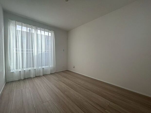 【洋室】明るく広々としたベッドルームは、一日の始まりと終わりを快適に過ごせます！