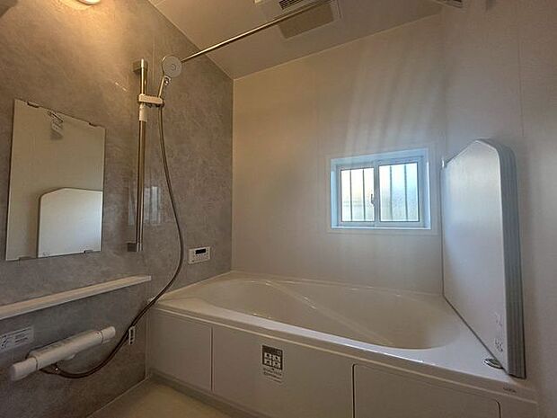 【浴室乾燥機】浴室暖房付なので洗濯物を乾かしたり、冬場の浴室でも快適に過ごせます！