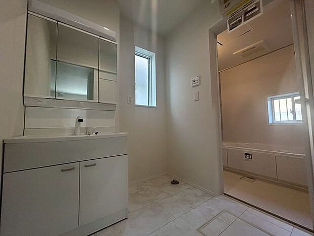 【洗面台】清潔感のある快適空間です。毎日の身支度も気持ち良くお使い頂けます。