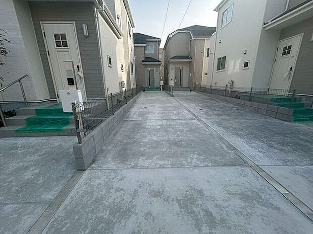 【駐車場】ファミリーカーも悠々駐車できるスペースです。お車好きにはたまらないですね！