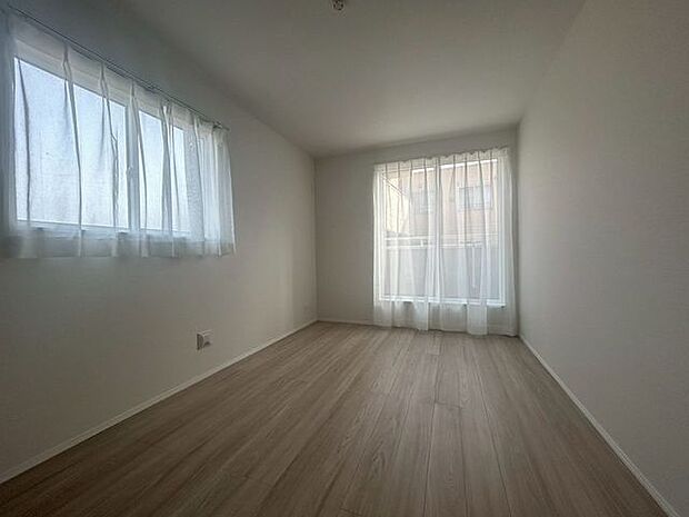 【洋室】全居室に収納を完備しておりますので、自分好みのお部屋にカスタマイズ可能です！