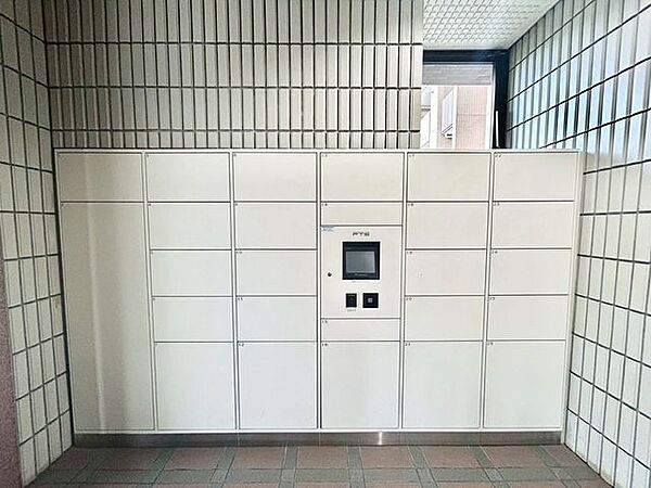 【宅配ボックス】留守中でも宅配便などの荷物が受け取れるため、共働き世帯などに嬉しい設備です！
