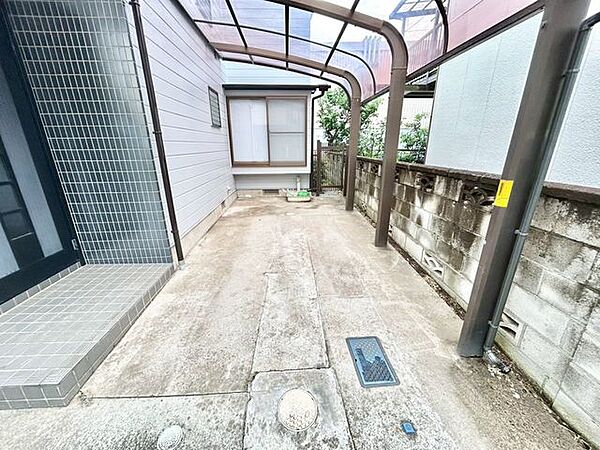 【駐車場】ファミリーカーも悠々駐車できるスペースです。お車好きにはたまらないですね！