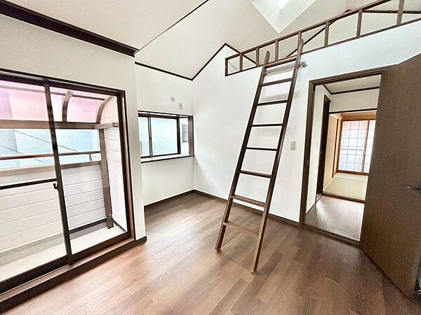 【洋室】全居室に収納を完備しておりますので、自分好みのお部屋にカスタマイズ可能です！