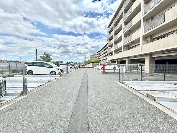 【駐車場】ファミリーカーも悠々駐車できるスペースです。お車好きにはたまらないですね！