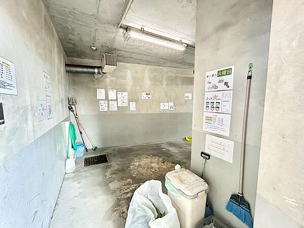 【ゴミ置き場】使いやすさに配慮した共用ゴミ置場で、常に清潔に保たれています。