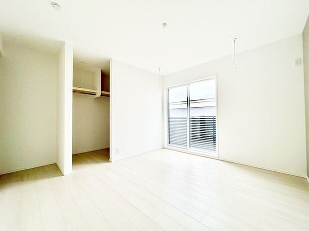 【洋室】全居室に収納を完備しておりますので、自分好みのお部屋にカスタマイズ可能です！