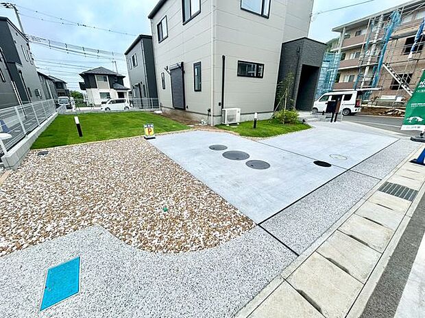 【駐車場】ファミリーカーも悠々駐車できるスペースです。お車好きにはたまらないですね!