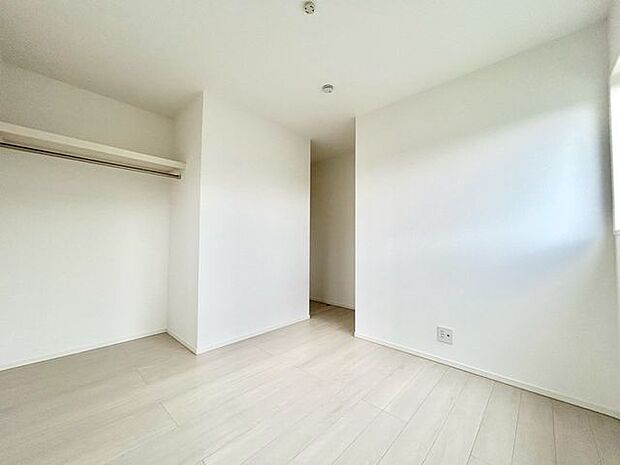 【洋室】全居室に収納を完備しておりますので、自分好みのお部屋にカスタマイズ可能です!