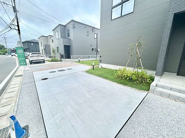 【駐車場】ファミリーカーも悠々駐車できるスペースです。お車好きにはたまらないですね!