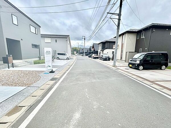 前面道路の幅員が広く、お車の駐車も楽々です♪