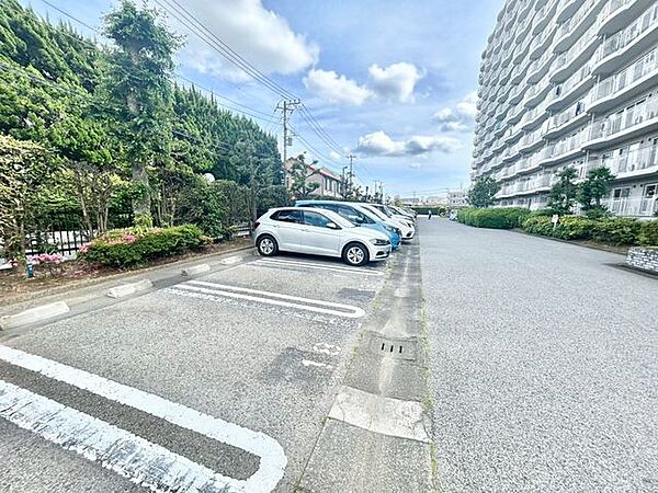 【駐車場】ファミリーカーも悠々駐車できるスペースです。お車好きにはたまらないですね！