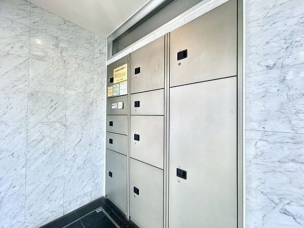 【宅配ボックス】留守中でも宅配便などの荷物が受け取れるため、共働き世帯などに嬉しい設備です！