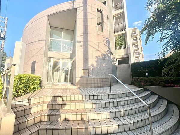 【エントランス】洗練されたエントランスが、毎日の暮らしを心地よく迎えます。