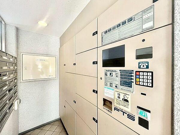 【宅配ボックス】留守中でも宅配便などの荷物が受け取れるため、共働き世帯などに嬉しい設備です！