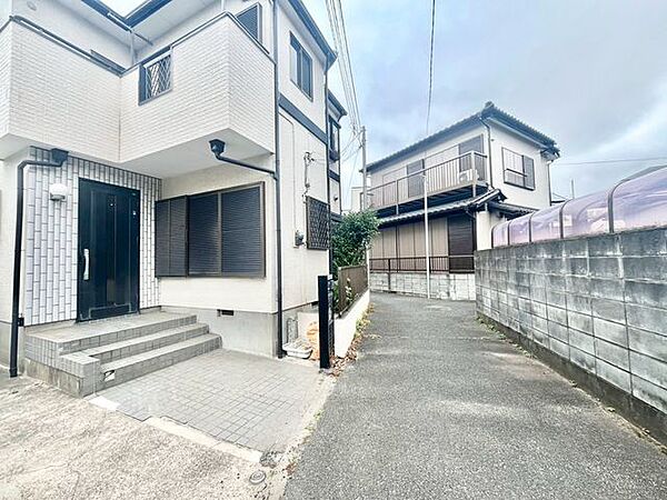 角地のため隣地のお家と距離が離れており開放感があります♪