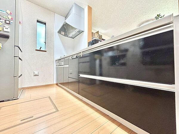 【キッチン】家族の会話が弾む対面キッチン。使いやすい動線で毎日の料理が楽しくなる空間です！