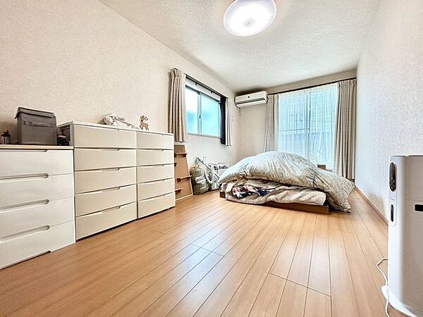 【洋室】明るく広々としたベッドルームは、一日の始まりと終わりを快適に過ごせます！