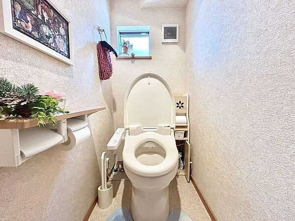 【トイレ】清潔感のある快適なトイレです。毎日気持ちよく使えます。