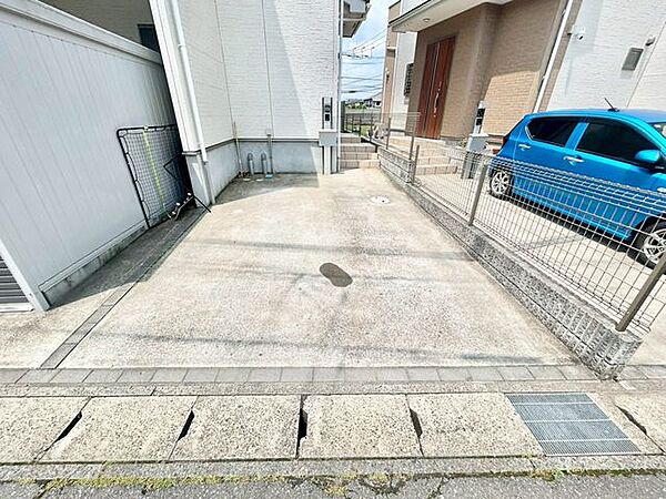 【駐車場】ファミリーカーも悠々駐車できるスペースです。お車好きにはたまらないですね！