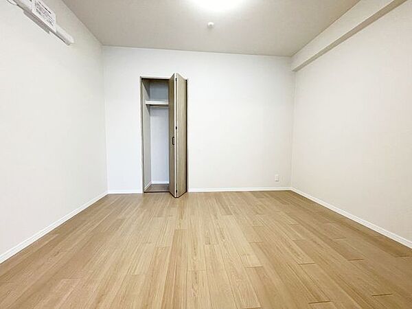 【洋室】全居室に収納を完備しておりますので、自分好みのお部屋にカスタマイズ可能です！