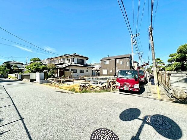 前面道路が広く開放感のある立地です♪