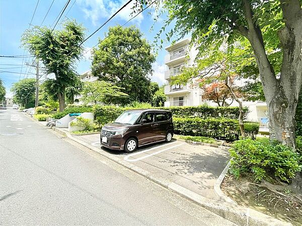 【駐車場】ファミリーカーも悠々駐車できるスペースです。お車好きにはたまらないですね！