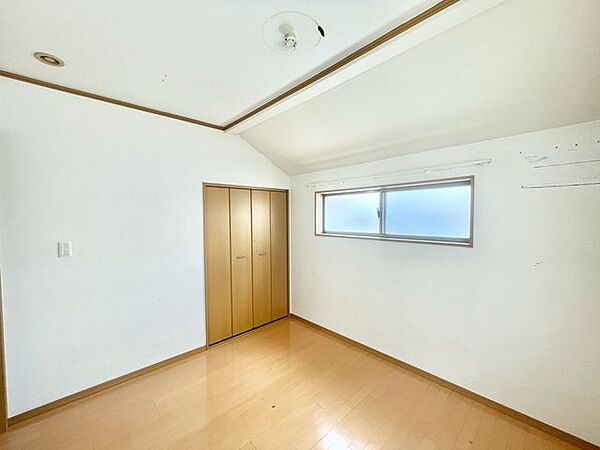 【洋室】明るく広々としたベッドルームは、一日の始まりと終わりを快適に過ごせます！※リフォーム未済