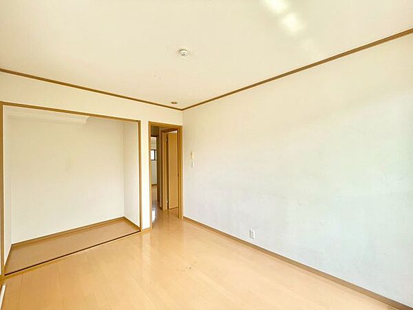 【洋室】収納スペースたっぷりの洋室で、お子様用としてもピッタリのお部屋です！※リフォーム未済