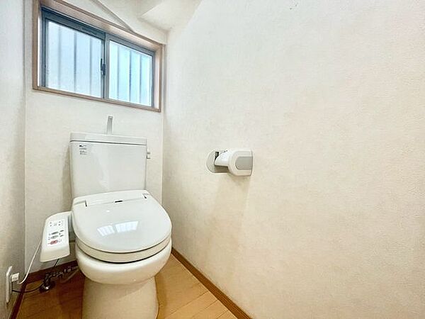 【トイレ】トイレは1階と2階それぞれに配置されていてとても便利です！※リフォーム未済