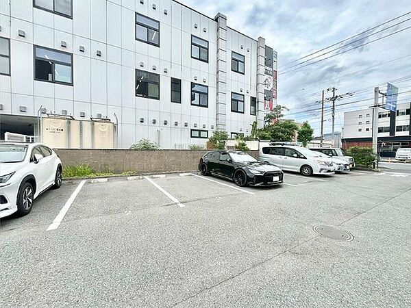 【駐車場】ファミリーカーも悠々駐車できるスペースです。お車好きにはたまらないですね！