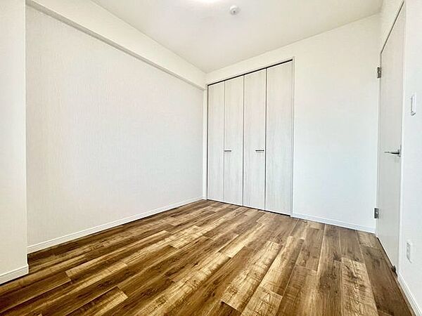 【洋室】全居室に収納を完備しておりますので、自分好みのお部屋にカスタマイズ可能です！