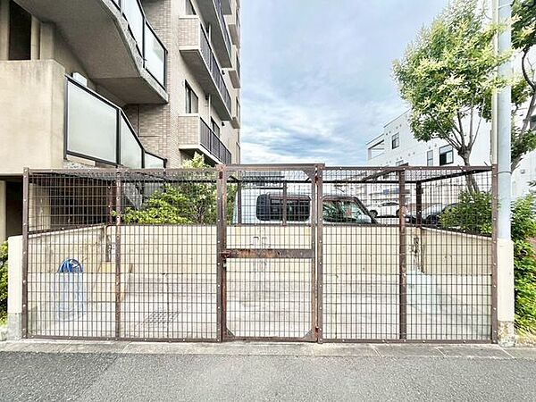 【ゴミ置き場】使いやすさに配慮した共用ゴミ置場で、常に清潔に保たれています。