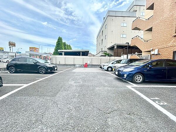 【駐車場】ファミリーカーも悠々駐車できるスペースです。お車好きにはたまらないですね！