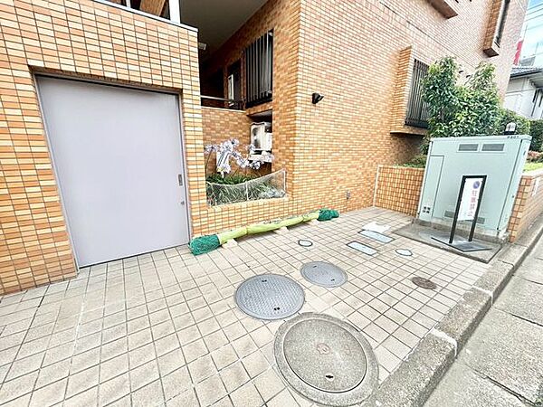 【ゴミ置き場】使いやすさに配慮した共用ゴミ置場で、常に清潔に保たれています。