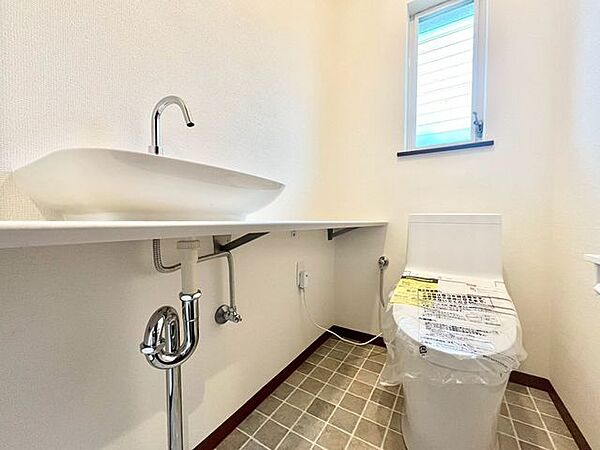 【トイレ】清潔感のある快適なトイレです。毎日気持ちよく使えます。