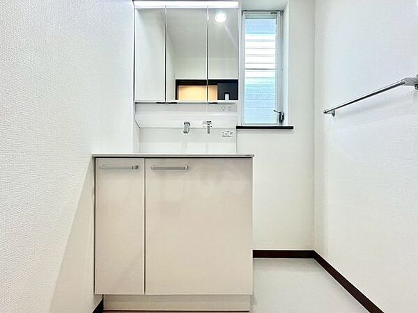 【洗面台】清潔感のある快適空間です。毎日の身支度も気持ち良くお使い頂けます。